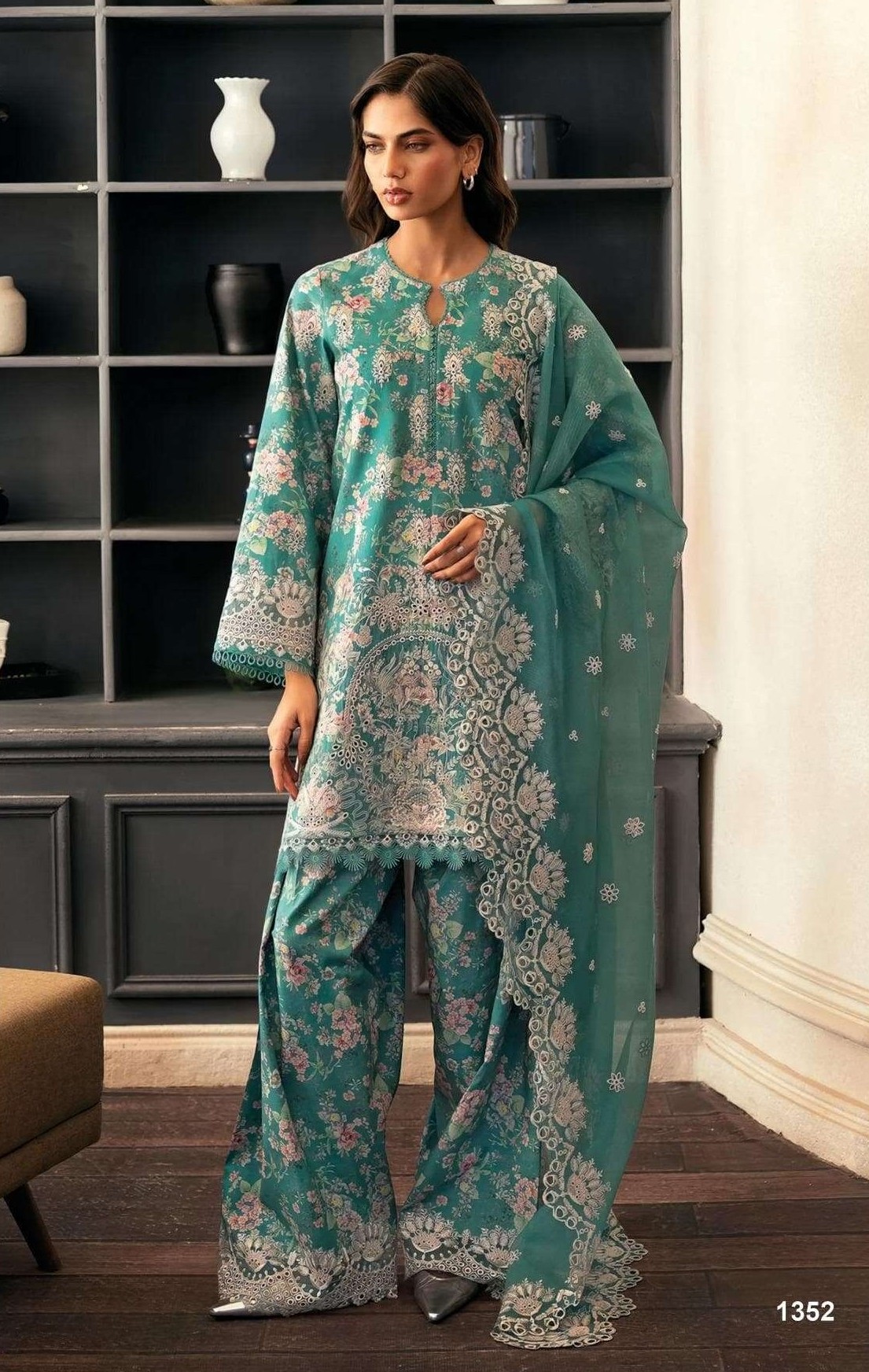 Shree Deepsy Rungrez Chikankari